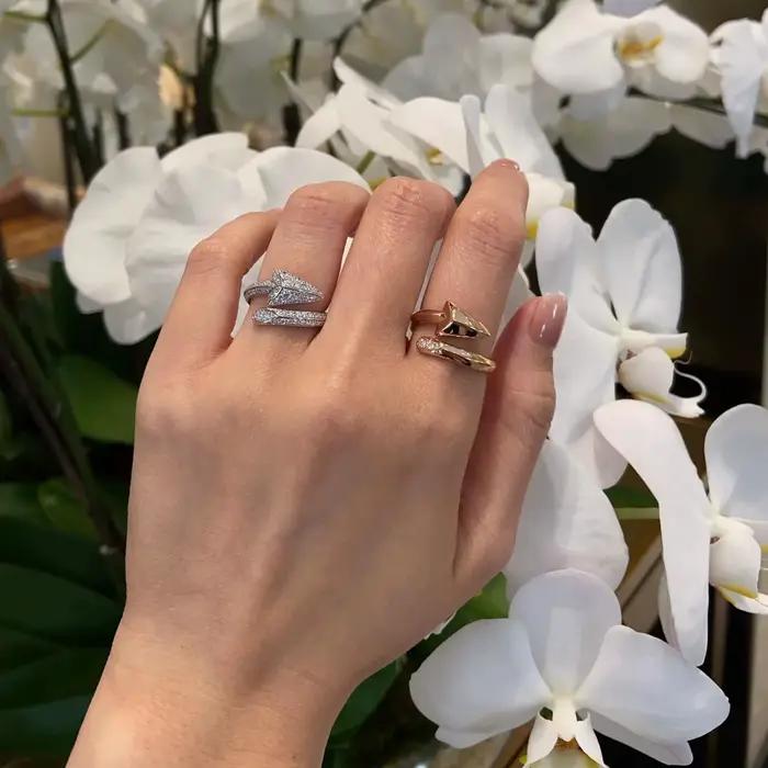 Bague ouverte de luxe en forme de flèche entièrement sertie de diamants pour femme