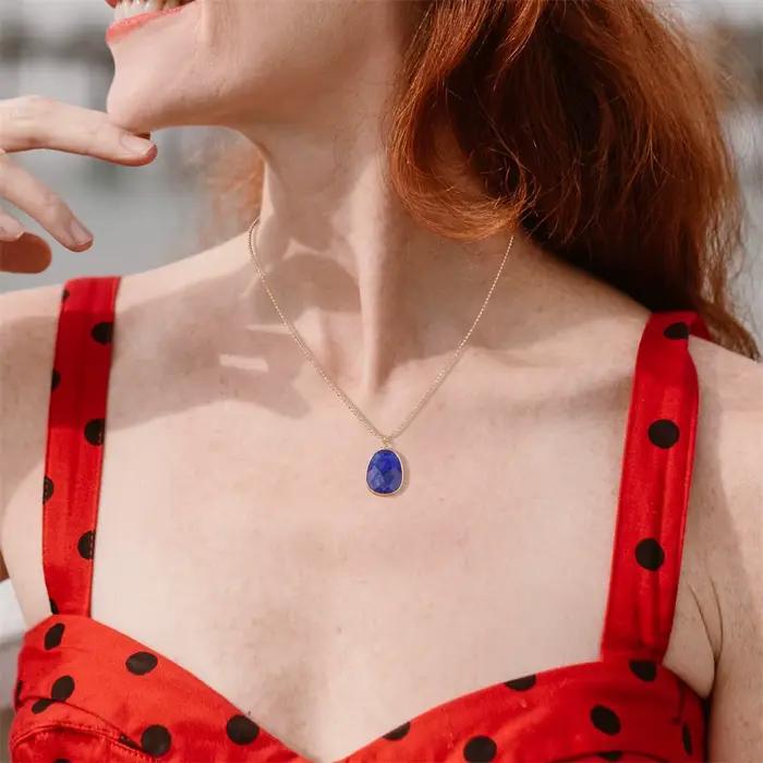 Collier pendentif en lapis-lazuli bleu irrégulier