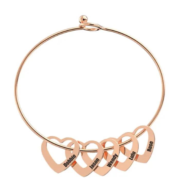 Bracelet personnalisé avec perles en forme de cœur et noms de famille