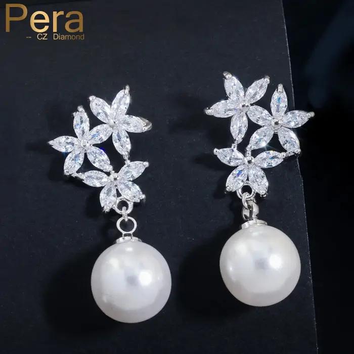 Boucles d'Oreille Pera CZ Elégantes en Argent Plaqué avec Fleurs Romantiques pour Femmes Occasions Spéciales