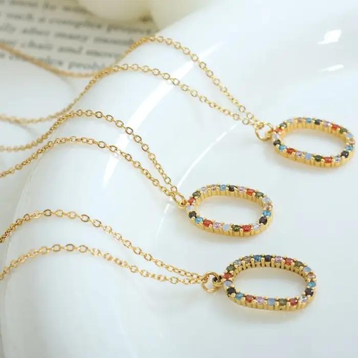 Collier avec pendentif lettre O incrusté de zircone colorée pour femmes