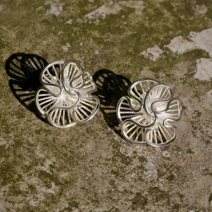 Boucles d'oreilles à fleurs creuses superposées couleur argent sur le bord de la jupe pour femmes, bijoux de mode, accessoires vintage de luxe