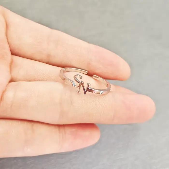 Bague de luxe en acier inoxydable avec initiales personnalisées