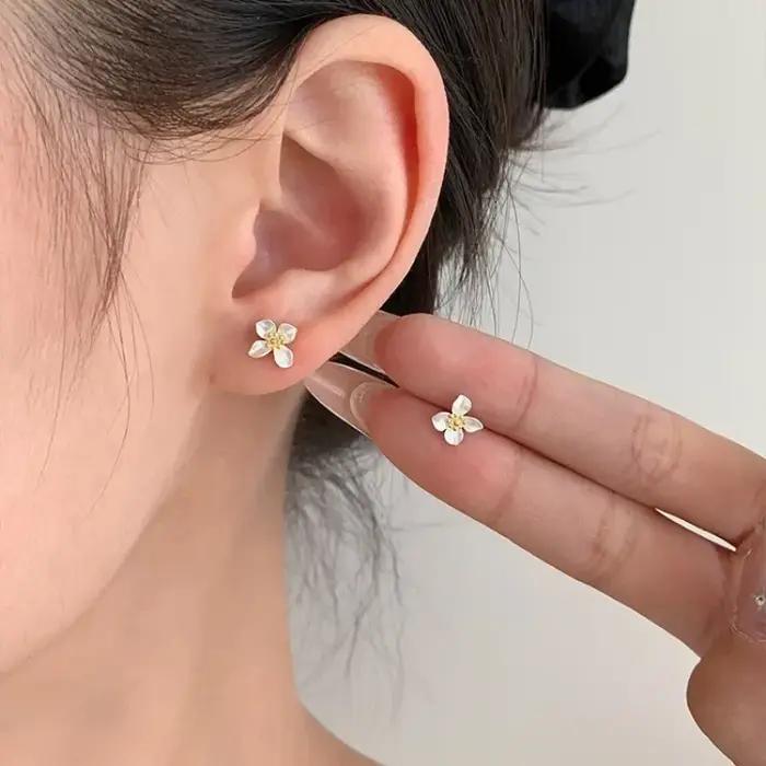 Boucles d'oreilles clous en forme de fleur de gardénia couleur argent pour femme