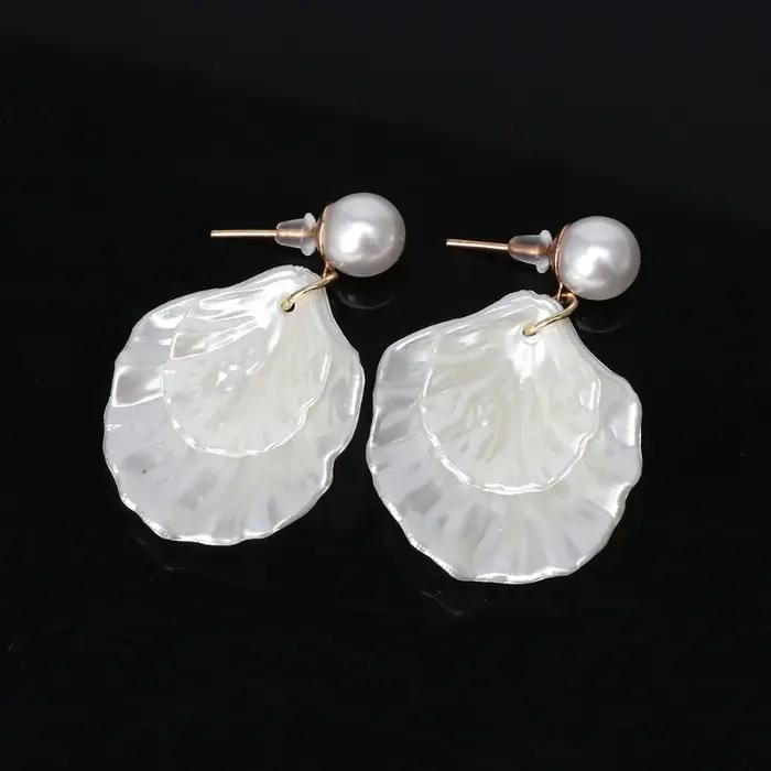 Boucles d'Oreilles en Nacre à Double Coquillage Sculpté