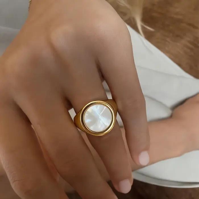 Bague signet épaisse en acier inoxydable plaqué or 18 carats avec nacre blanche, résistante au ternissement, pour femme, idéale pour le quotidien, le bureau ou comme cadeau