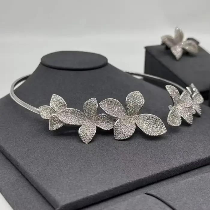 Parure de bijoux élégante et luxueuse : collier ras du cou et boucles d'oreilles en forme de fleur à