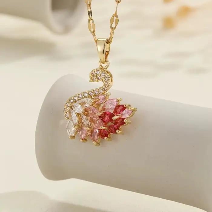 Un collier pendentif cygne en cuivre et incrusté de la série de zircon, un cadeau de vacances doux e