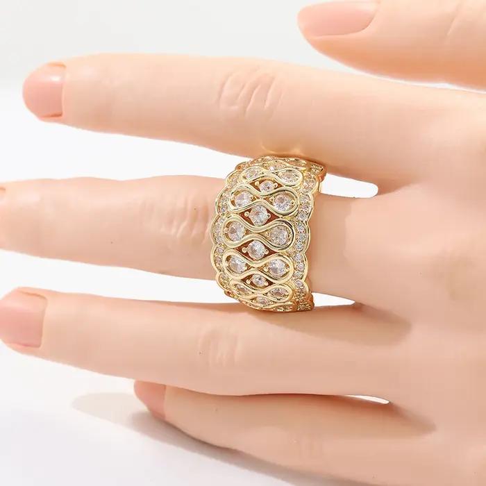 Bague Magnifique Plaqué Or avec Zirconiums Synthétiques Pavés pour Femme – Bijou de Mode Élégant pour Banquets et Festivals