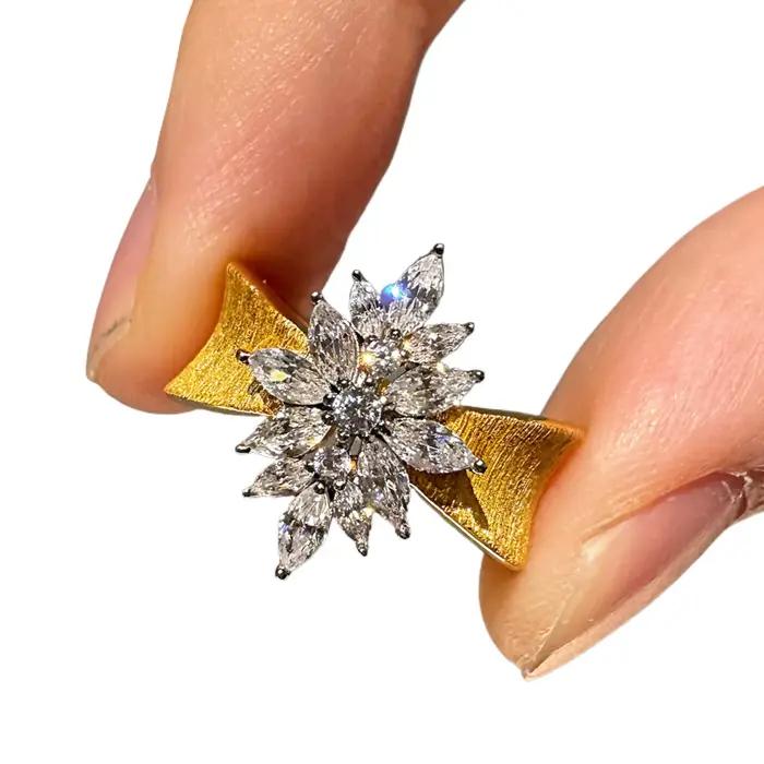Bague flocon de neige brossé de style palais avec incrustation de diamants inspirés