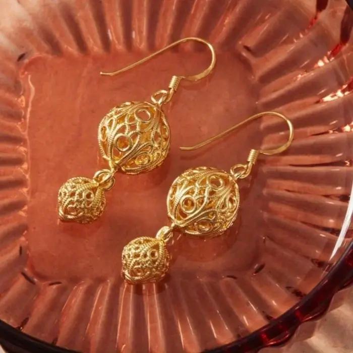 Boucles d'oreilles dorées artistiques rétro sculptées à la main pour femmes élégantes et exquises pour banquets et mariages