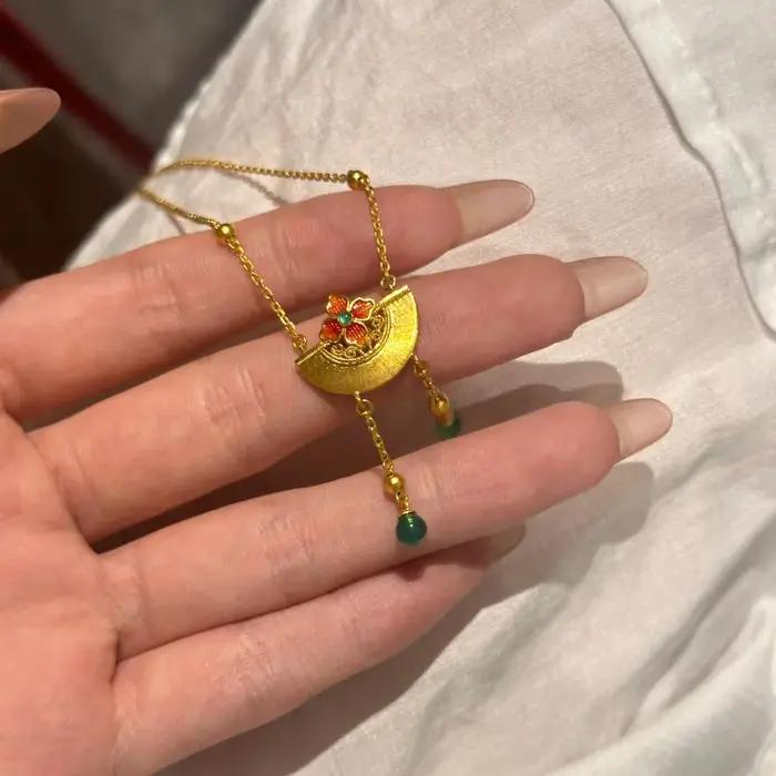 Collier en éventail brossé style ethnique avec petites fleurs et émail rose léger pour femmes, bijou de luxe avec pompons et chaîne de clavicule, idéal pour les anniversaires et autres occasions spéciales