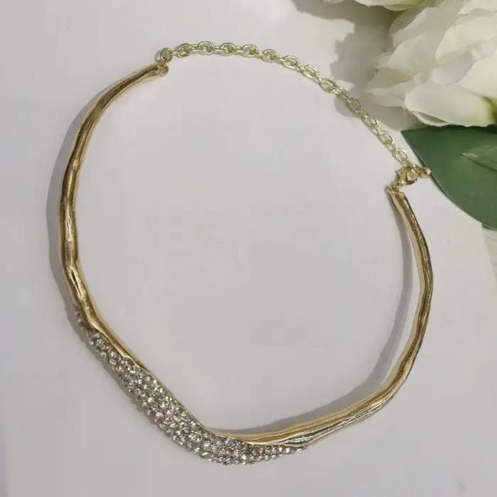 Bijoux modernes Design européen et américain en verre avec collier irrégulier en métal pour femmes,