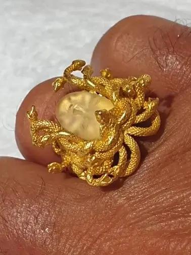 Bague ouverte motif pièce de monnaie de reine grecque antique