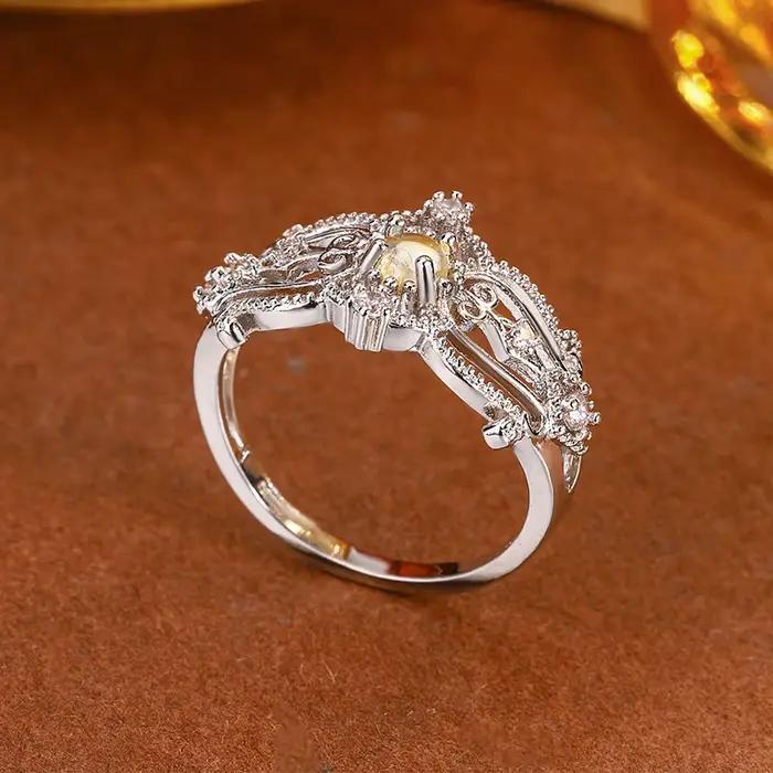 Bague classique pour femmes avec géométrie irrégulière