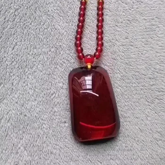 Collier élégant avec pendentif en résine d'ambre rouge sang