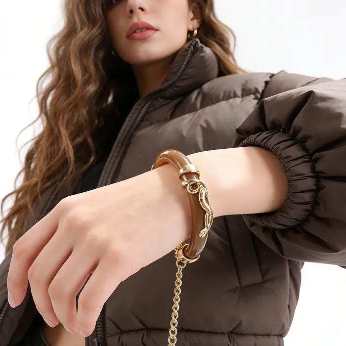 Bracelet en résine dorée pour femme