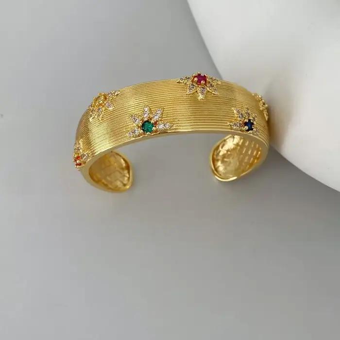 Bracelet de Manchette Ajustable en Cuivre Plaqué Or avec Motif Floral Pour Occasions Spéciales Femmes