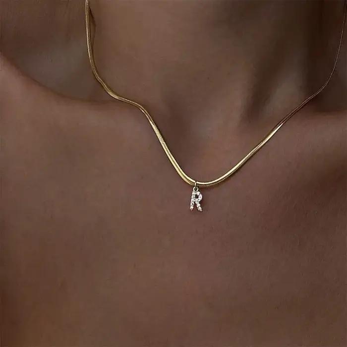 Collier initial lettre A-Z en acier inoxydable chic pour femmes occasions spéciales partis ou quotidiennes