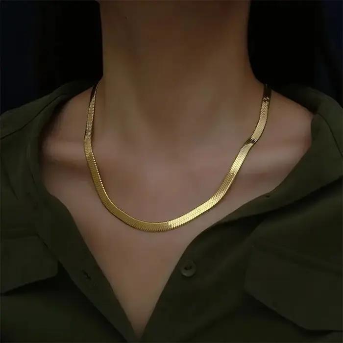 Collier chaîne plate plaqué or couleur argent pour femme