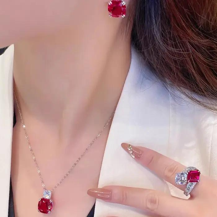 Collier pendentif luxueux en corindon rouge pour femme - Un ensemble de bijoux en rubis synthétiques cultivés pour une soirée élégante