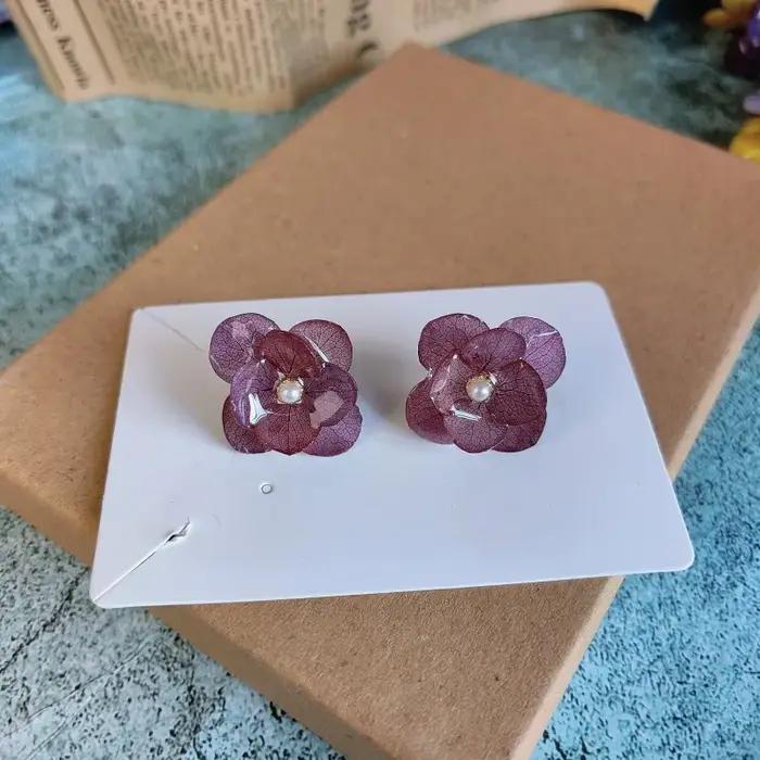 Boucles d'oreilles élégantes en fleurs préservées, hortensias naturels pressés, résine époxy, fleurs