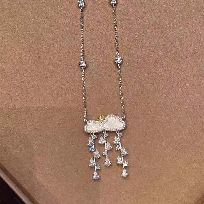 Collier de luxe de haute qualité avec pendentif exquis en forme de goutte de pluie de fritillaire blanche de style doux