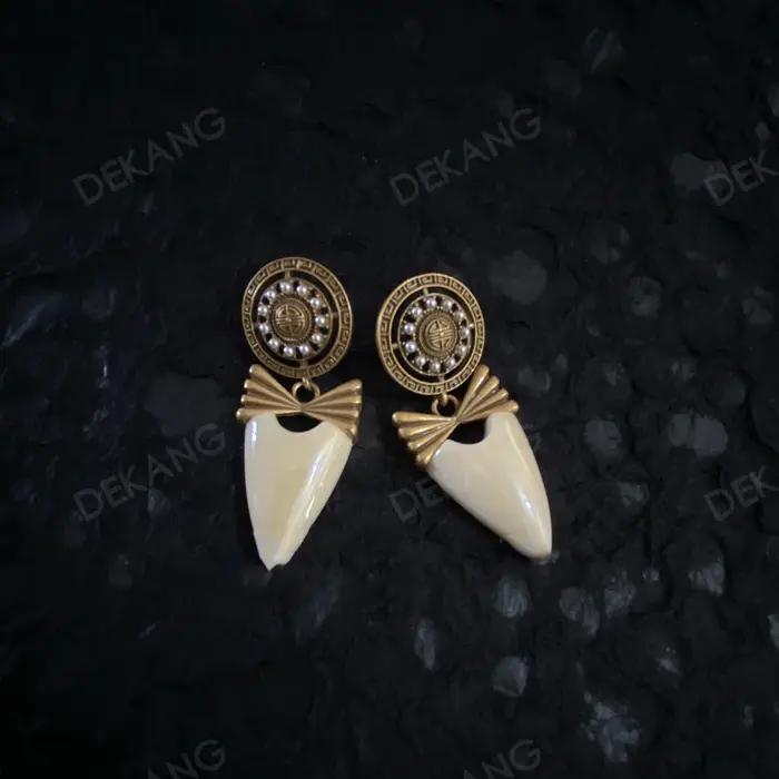 Boucles d'oreilles vintage en forme d'arc avec bouclier blanc vieilli en or ancien