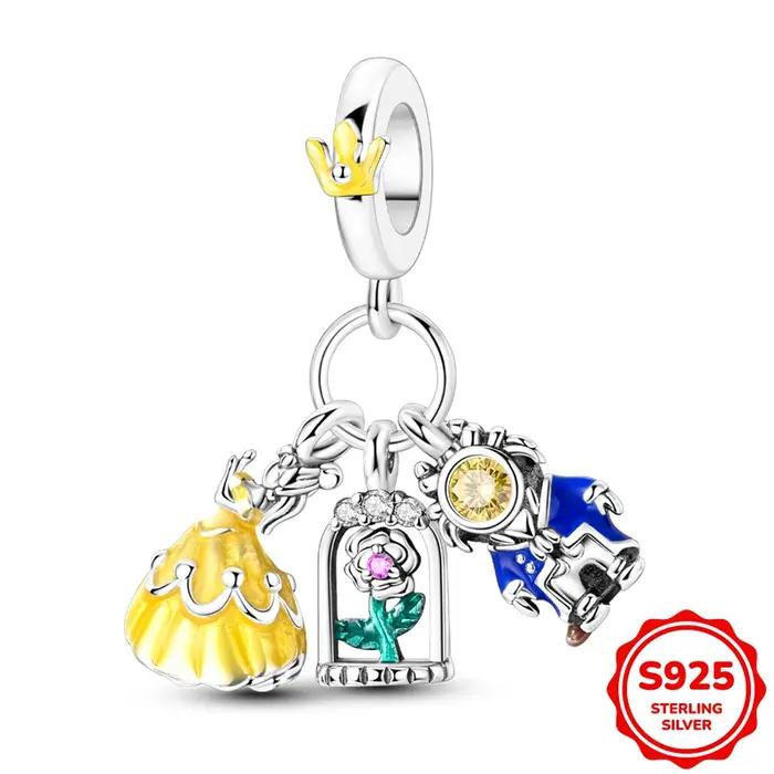 Ensemble de trois pièces sur le thème de la Belle et la Bête et de la Rose, perles à breloques, conv