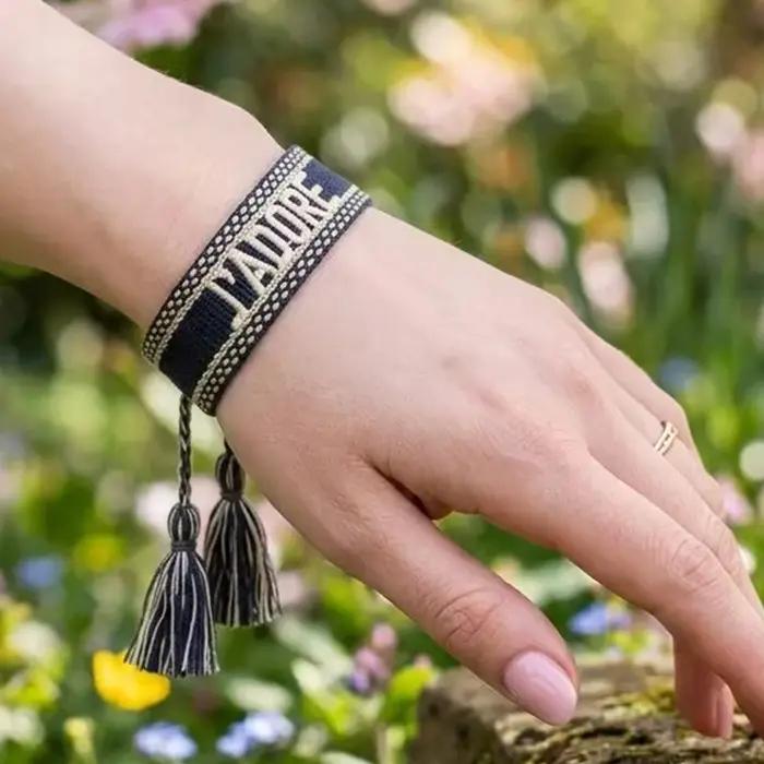 Bracelet personnalisable en tissu brodé avec pompon réglable pour l'amitié et les fêtes