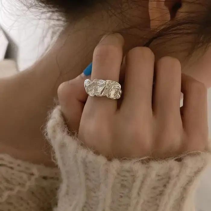 Bague en alliage de zinc avec design géométrique argenté pour femmes occasions festives et vintage