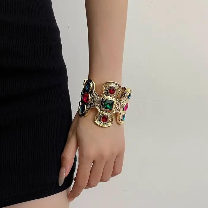 Luxueux bracelet rétro en pierres précieuses colorées à large ouverture