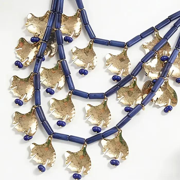 Collier pendentif feuille de Ginkgo bicolore résine martelée à la main bohème chic pour femmes occasions spéciales voyage brunch casual gatherings festival looks