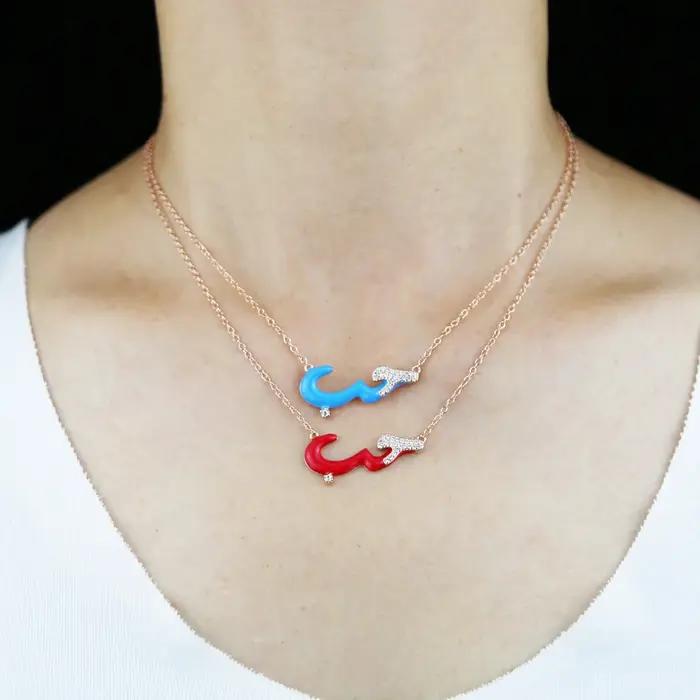 Collier avec lettres d'amour en émail néon arc-en-ciel coloré