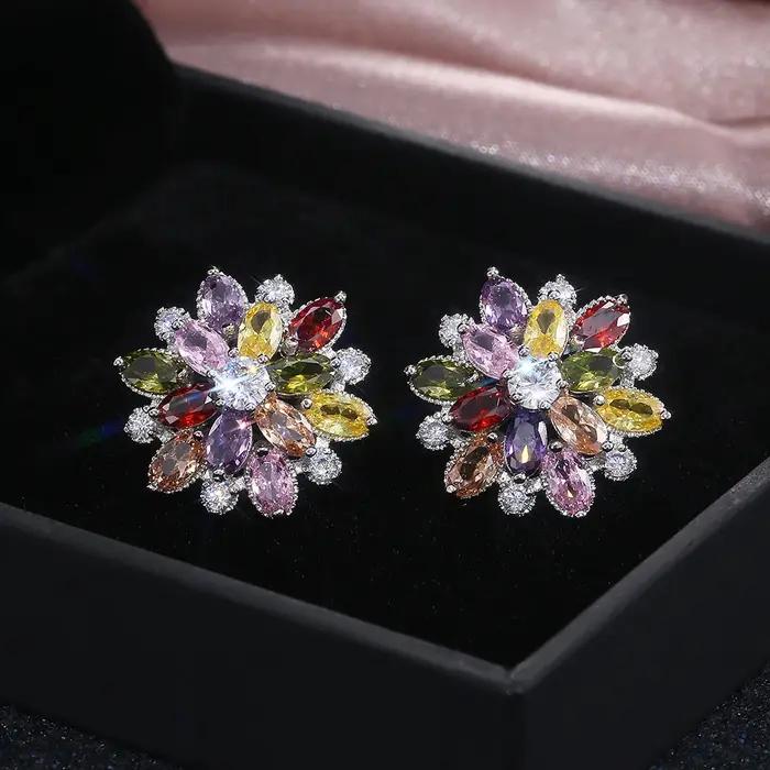 Boucles d'oreille fleur classiques en zircone cubique avec sept couleurs disponibles pour femmes occasions spéciales