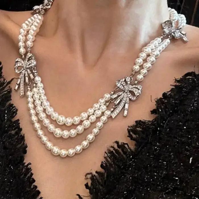 Collier français multicouche avec perles et nœud en diamant