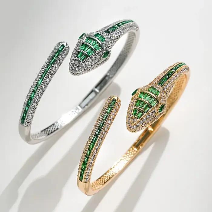 Bracelet serpent ouvert incrusté de Zircons scintillants