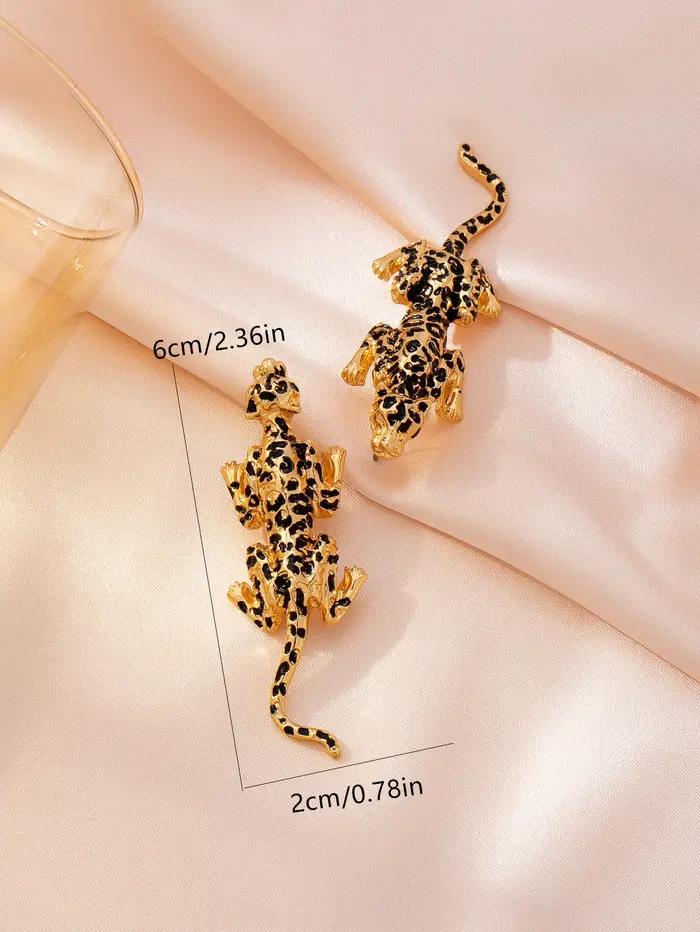 Une paire de boucles d'oreilles léopard sauvage pour femmes