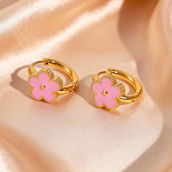 Boucles d'oreilles créoles à fleurs en émail plaquées or en acier inoxydable hypoallergénique pour femmes occasions spéciales et tous les jours