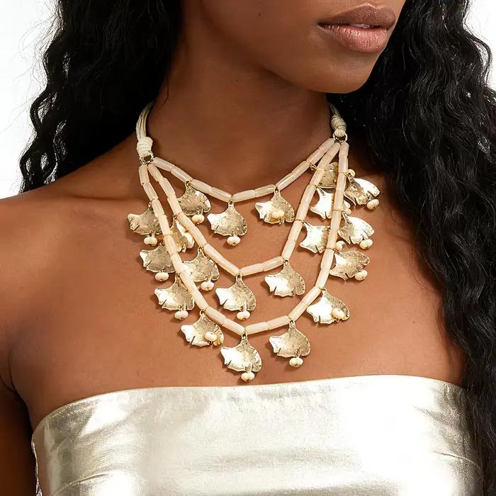 Collier pendentif feuille de Ginkgo bicolore résine martelée à la main bohème chic pour femmes occasions spéciales voyage brunch casual gatherings festival looks