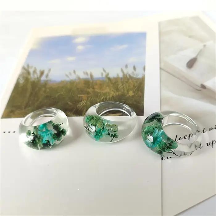 Bague en résine transparente avec de vraies fleurs