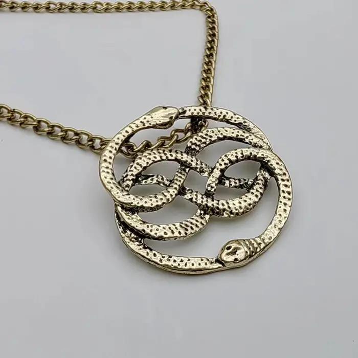 Collier Serpents Entrelacés en os plaqué métal pour homme et femme avec pendentif serpent double style rétro et moderne pour toutes occasions