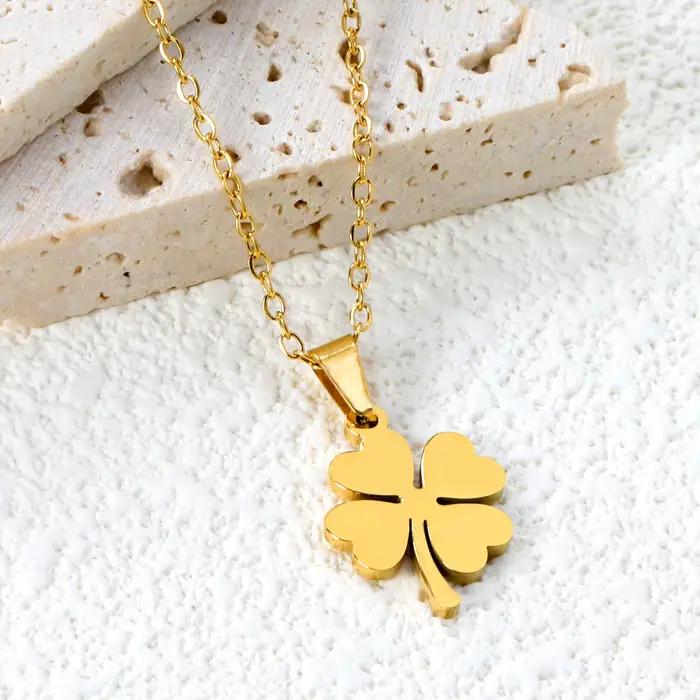 Collier pendentif trèfle à quatre feuilles en acier inoxydable pour femmes élégant et porte-bonheur pour tous les jours et occasions spéciales