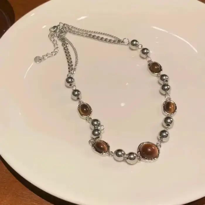 Collier Vintage en Cuir avec Pendentif en Pierre Marron pour Femmes Occasions Spéciales Chaîne de Clavicule Style Vendange Soirée Chic
