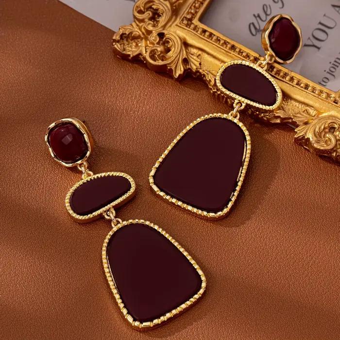 Une paire de boucles d'oreilles légères de luxe, sexy, tendance, à la mode, décontractées et polyvalentes pour femmes