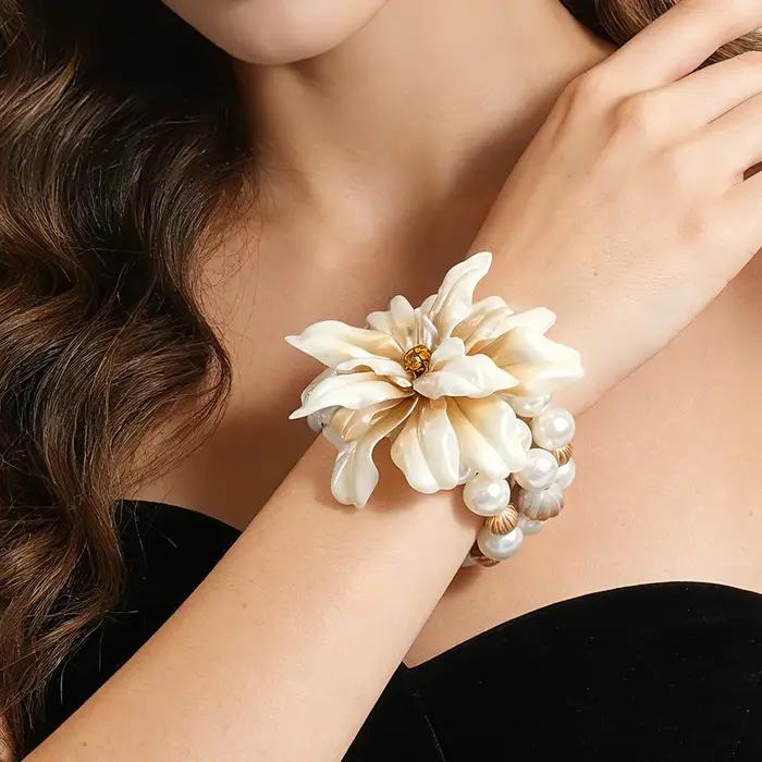 Bracelet floral perlé, accessoire tendance pour brunch