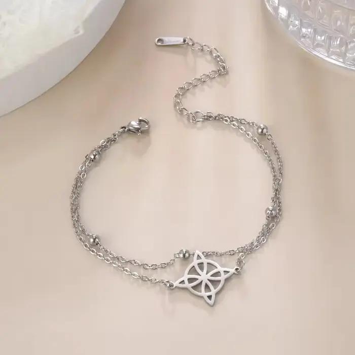 Bracelet à breloques géométrique avec nœud de sorcière pour femmes