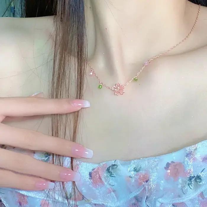 Collier romantique à fleurs de cerisier pour femmes