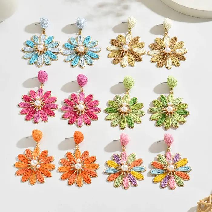 Boucles d'oreilles bohémiennes élégantes et colorées en forme de fleur de raphia pour femmes et filles