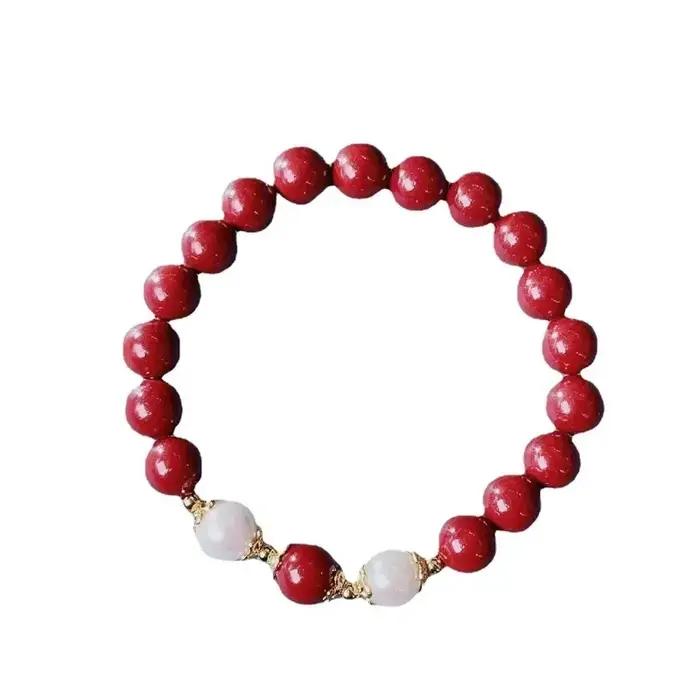 Le nouveau bracelet cinabre est simple et polyvalent, à la mode et nouveau.